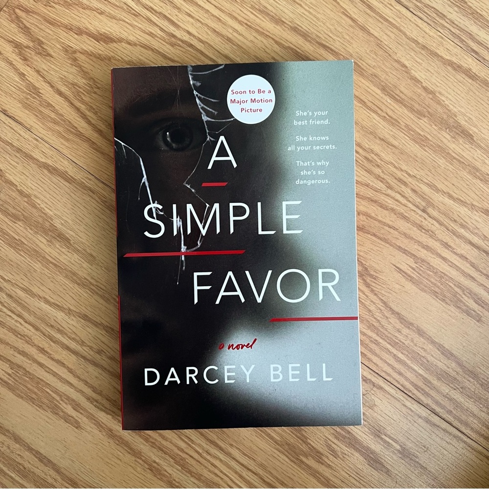 A Simple Favor Novel by Darcey Bell USED GOOD CONDITION